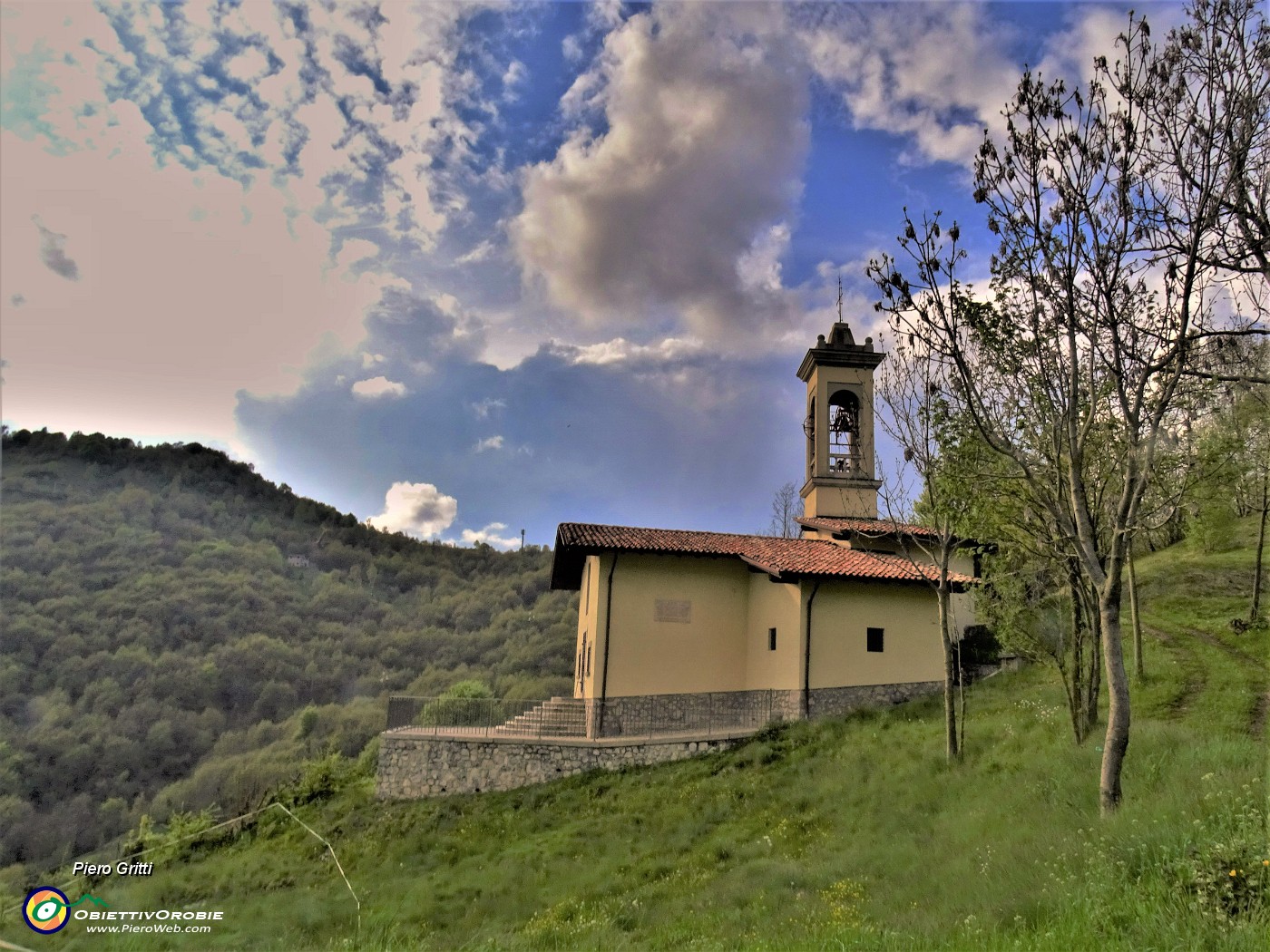 57 Chiesetta di San Barnaba con vista a sx in Corna Bianca.JPG